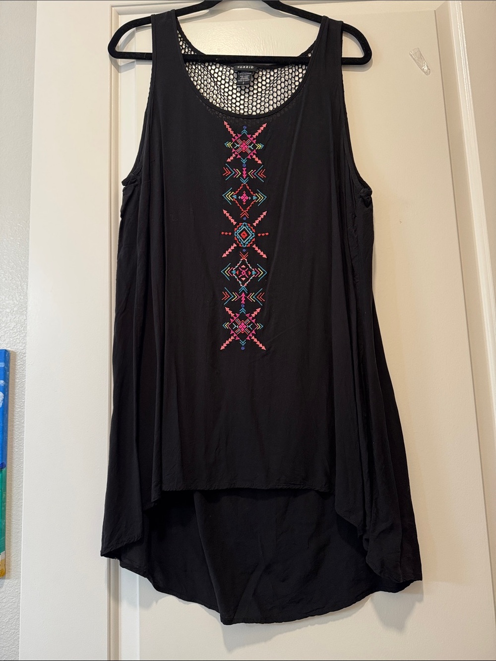 Torrid Black with geometric embroidery High-Low Tank size 2x (18-20)